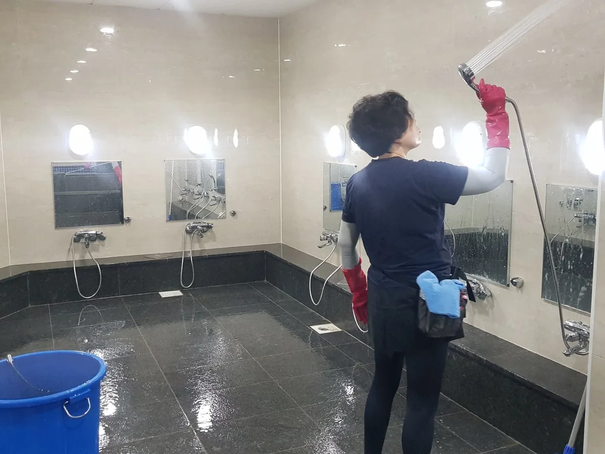 남구 선암동 목욕탕 탈의실·파우더룸 바닥 위생청소 사례 - 행진크린
